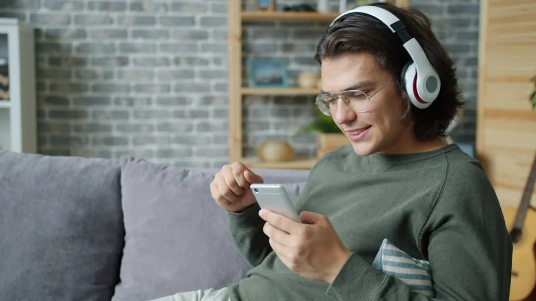 adulto estudando inglês no celular em casa com fone de ouvido